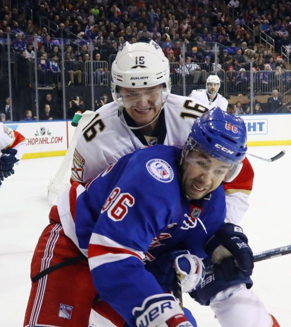 Floridan Aleksander Barkov väänsi kiekosta  New York Rangersin Josh Jooriksen kanssa illan NHL-ottelussa. Barkov nappasi syöttöpisteen Floridan voittoon päättyneessä pelissä. LEHTIKUVA/AFP