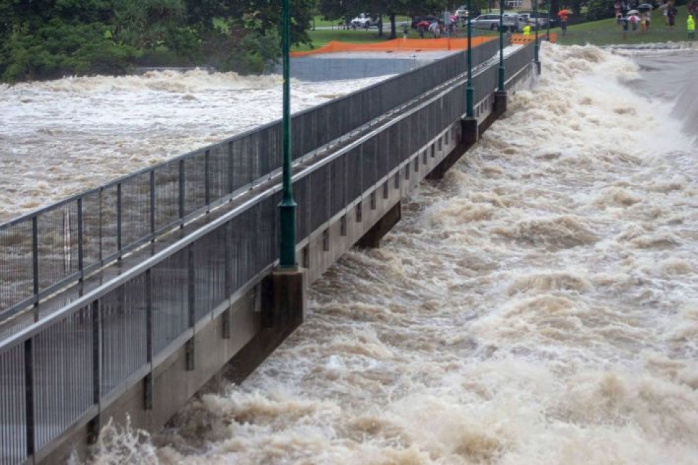 Townsvillessä on satanut viikon aikana yli metrin verran vettä, kun alueen keskimääräinen koko vuoden sademäärä on noin kaksi metriä. LEHTIKUVA / AFP