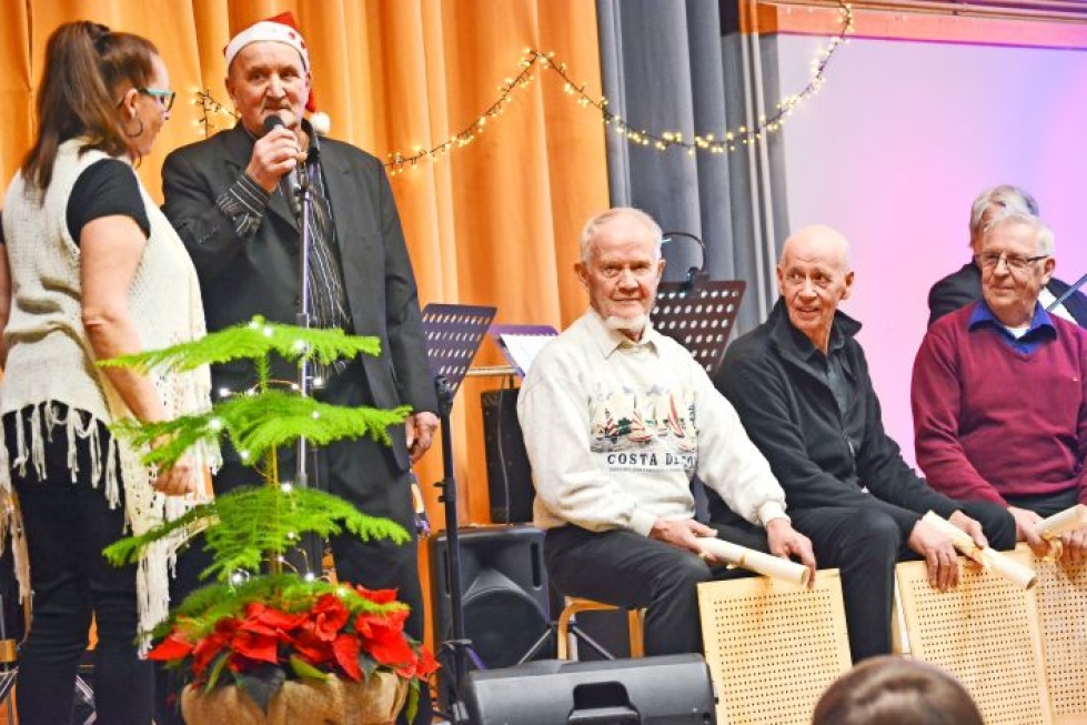Pari vuotta sitten yksinäisten joulujuhla veti yli 300 henkeä. Tilaisuuden isä, Jorma Kotivuori veti vuonna 2017 ohjelmassa napakymppiä.