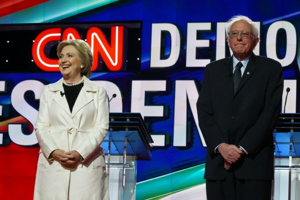 Hillary Clinton (vas.) ja Bernie Sanders New Yorkin vaaliväittelyn alussa. LEHTIKUVA/AFP