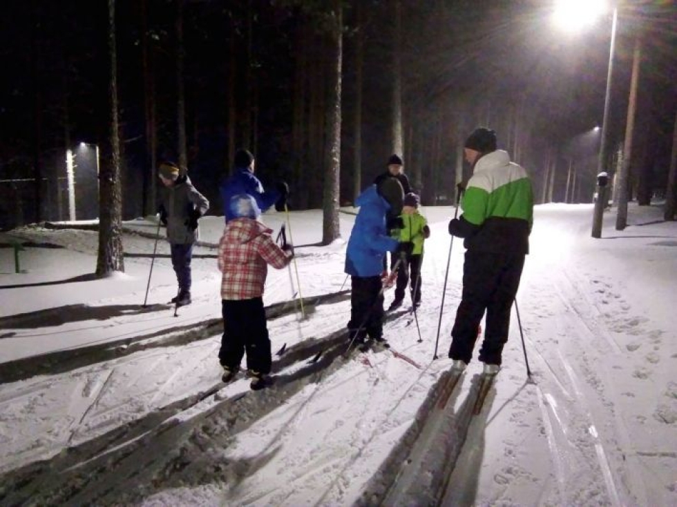 Hiihtokoulussa opitaan hiihtämään oikeaoppisesti.