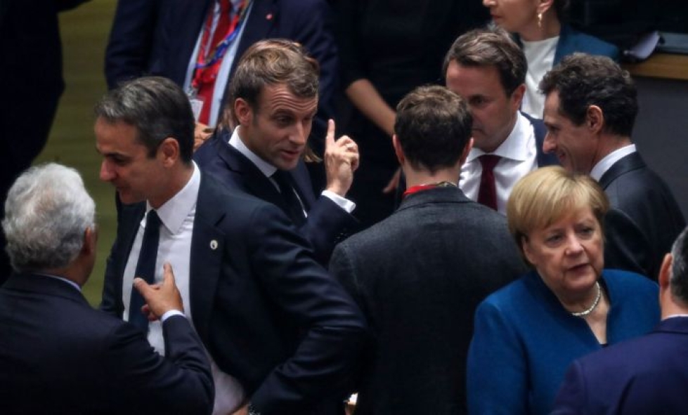 Emmanuel Macron (keskellä) sanoo tapaavansa Erdoganin Saksan liittokanslerin Angela Merkelin (oik.) ja Britannian pääministerin Boris Johnsonin kanssa. LEHTIKUVA / AFP