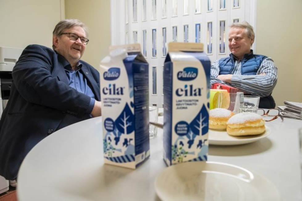 Maitoa ei MTK:n pöydästä puuttunut tälläkään kertaa, vaikka Vilho Pasanen (vas.) naureskelee aikaa vierähtäneen viimeisimmästä lypsykerrastaan rapiat 25 ja Jari Rouvinenkin kymmenkunta vuotta.