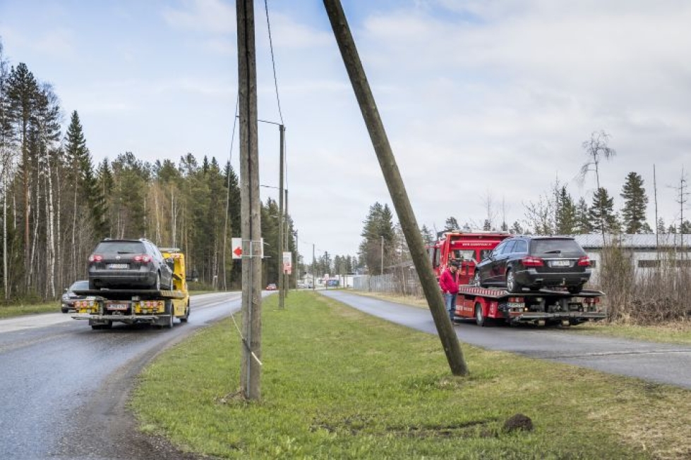 Sesonkia eletään. Matti Pesonen kuljettaa Hanna Keinosen Volkswagenia Raatekankaan pajalle, ja ohittaa mennessään Kärripoikien hinausauton. 