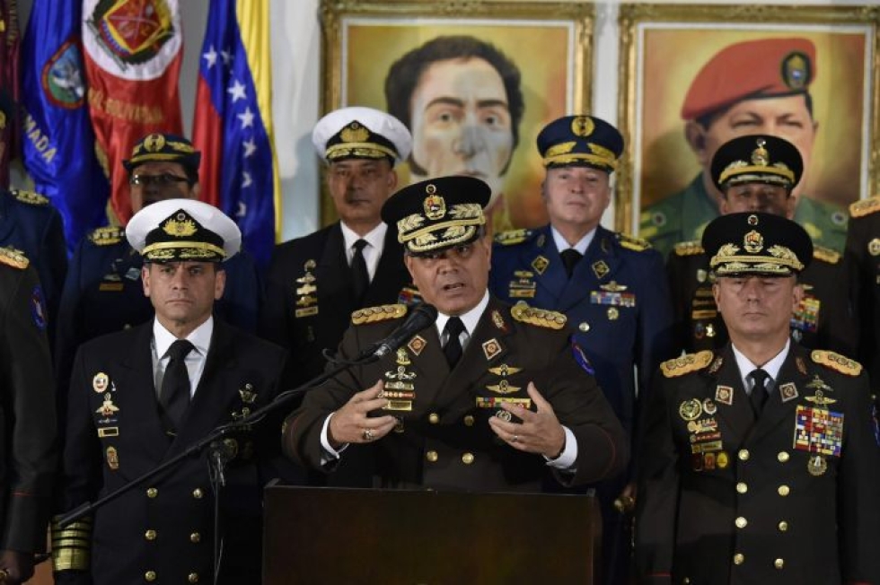 Tutkijan mukaan Venezuelan asevoimien kääntyminen jommallekummalle puolelle on ratkaisevaa maan valtataistelussa. LEHTIKUVA/AFP