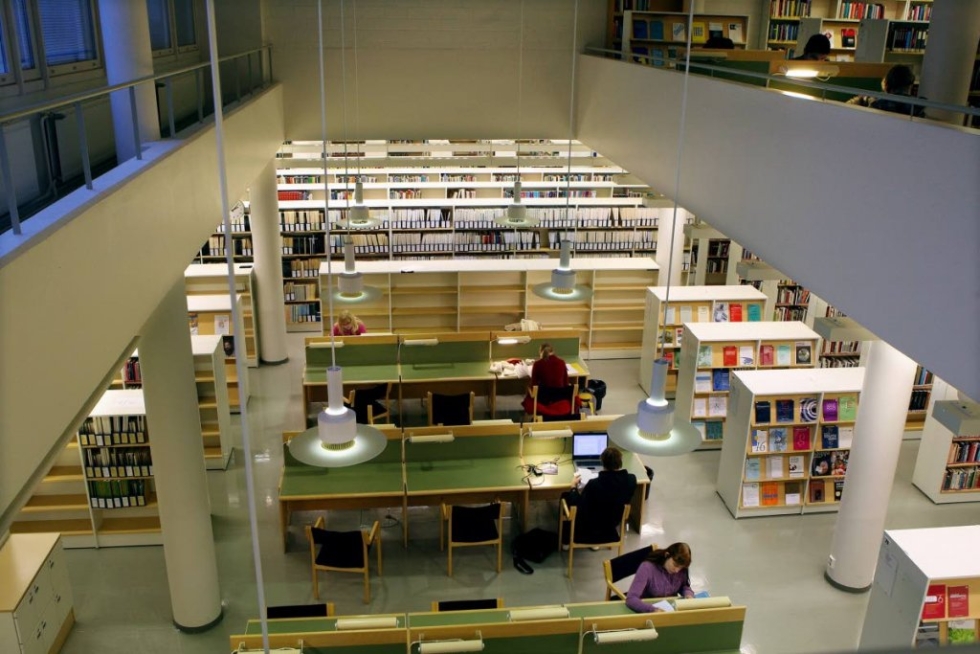 Yli puolet Itä-Suomen yliopiston uusista graduista on sellaisia, joihin voi tutustua vain yliopiston kirjaston tietokonepäätteillä.