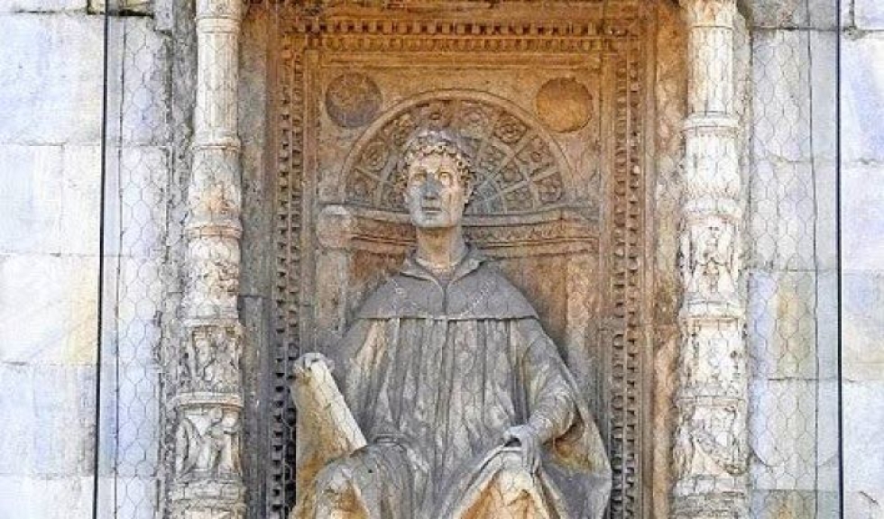 Plinius nuoremman renessanssiaikainen patsas koristaa Comon tuomiokirkon seinää Lombardiassa Pohjois-Italiassa.