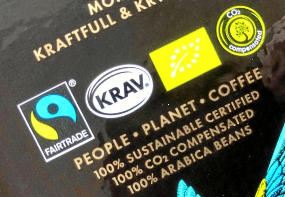 Kahvipaketissa on paljon merkintöjä, jotka kertovat kahvin tuotantotavasta. Tämä reilun kaupan kahvi on luomua ja sen hiilijalanjälki on kompensoitu. Sen lisäksi se on tummaa, voimakasta ja mausteista, mutta nykyajan valistunut kuluttaja on kiinnostunut muustakin kuin mausta.