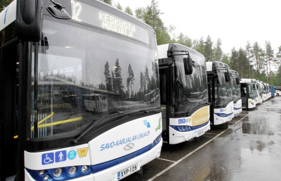 Savo-Karjalan uudet linja-autot odottivat maanantaina valmiina aloittamaan Joensuun paikallisliikenteen.