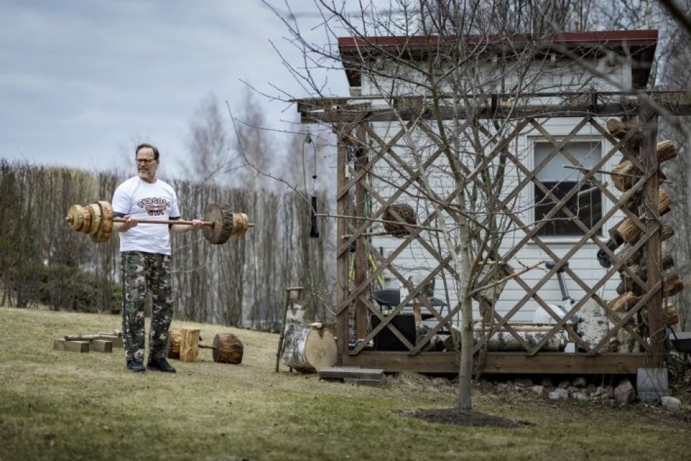 ”Itse tehdyt painot tuntuvat omilta”, Mikko Tukonen sanoo. Hän on antanut puisia puntteja myös muille, jotta voi nikkaroida niitä lisää.