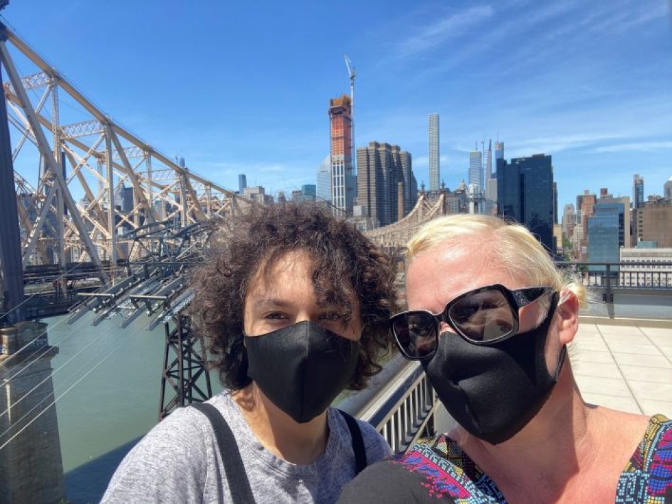 Jonna Birgans Binah-tyttärensä kanssa heidän Roosevelt Islandilla sijaitsevan kerrostalonsa kattoterassilla. Pandemia on mullistanut New Yorkin elämän.