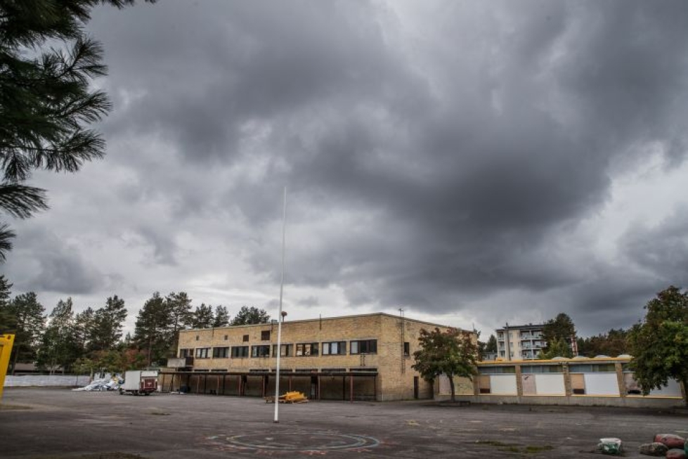 Rantakylän koulun purkaminen aloitettiin.