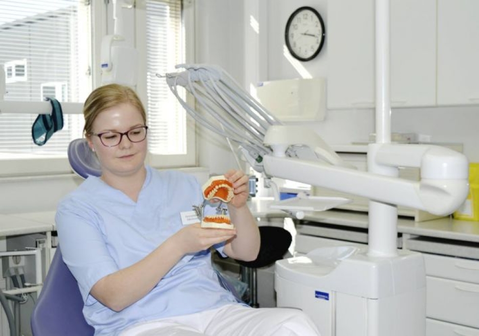 Salla Koiviston mukaan apteekeista saatava väliaikainen paikkamateriaali on yksi hammaslääkärien vastaanotoilla käyttämistä väliaikaista paikka-aineista.