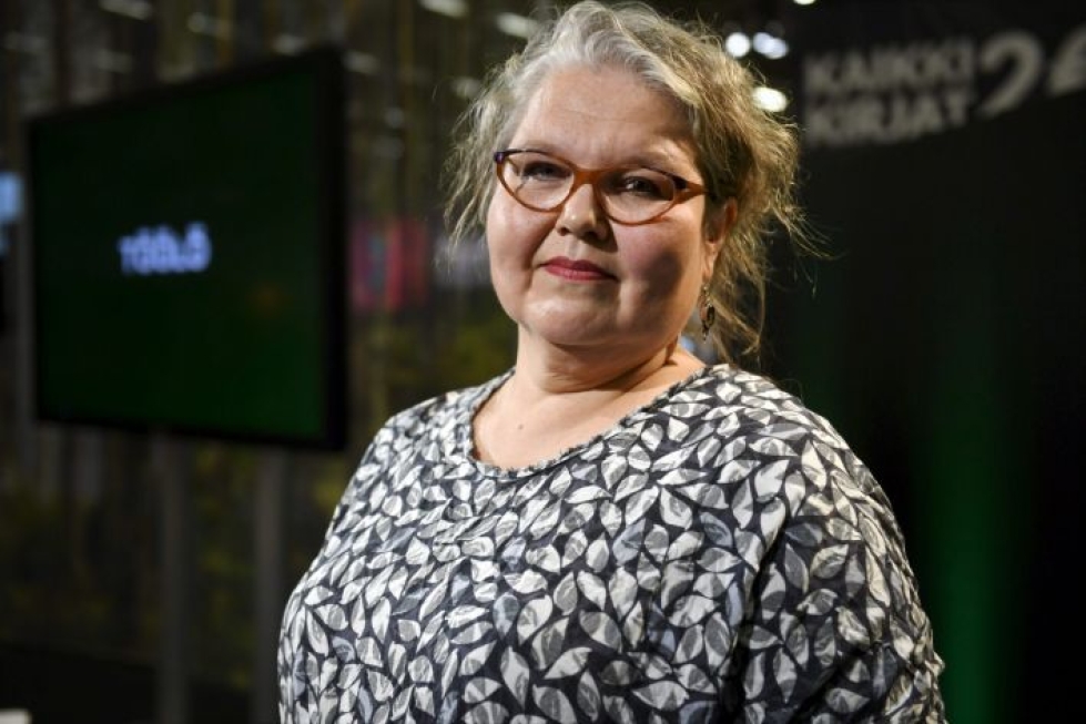 Kaarina Hazard vastaanotti Minna Canth -palkinnon Helsingin kirjamessuilla. LEHTIKUVA / ANTTI AIMO-KOIVISTO
