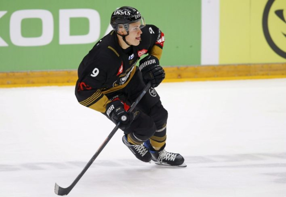 Hyökkääjän NHL-ura Edmontonissa ei ottanut tuulta alleen, joten 21-vuotias Puljujärvi päätti ottaa yhden askeleen taaksepäin voidakseen myöhemmin ottaa aimo harppauksen eteenpäin. LEHTIKUVA / TIMO HEIKKALA