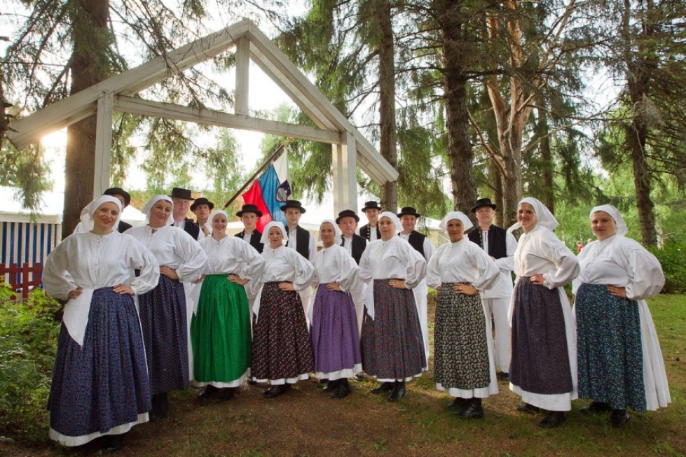Folklorna Skupina Emona esitti slovenialaisia kansantansseja Tsaijuteltassa.