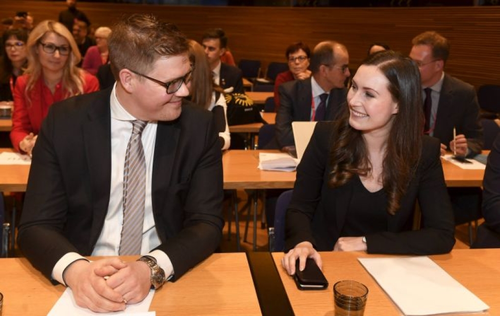 SDP:n pääministeriehdokkaiksi haluavat Antti Lindtman ja Sanna Marin pitivät puheensa puoluevaltuuston kokouksessa. LEHTIKUVA / VESA MOILANEN