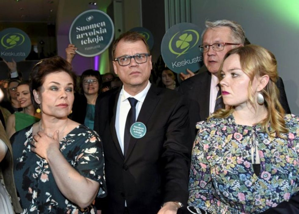 Keskustan johto, Hannakaisa Heikkinen, Juha Sipilä, Juha Rehula ja Katri Kulmuni (oik.) olivat totisia puolueen vaalivalvojaisissa, kun ennakkoäänet tulivat julki.