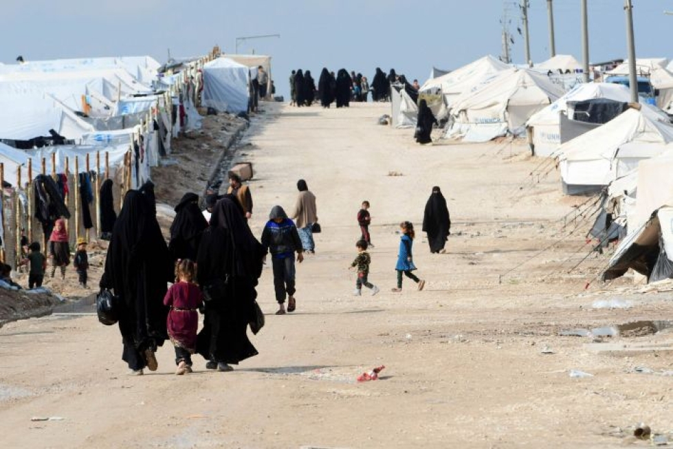 Ulkomaisia naisia ja lapsia Isis-jäsenten sukulaisille perustetulla leirillä Koillis-Syyriassa maaliskuussa. LEHTIKUVA/AFP
