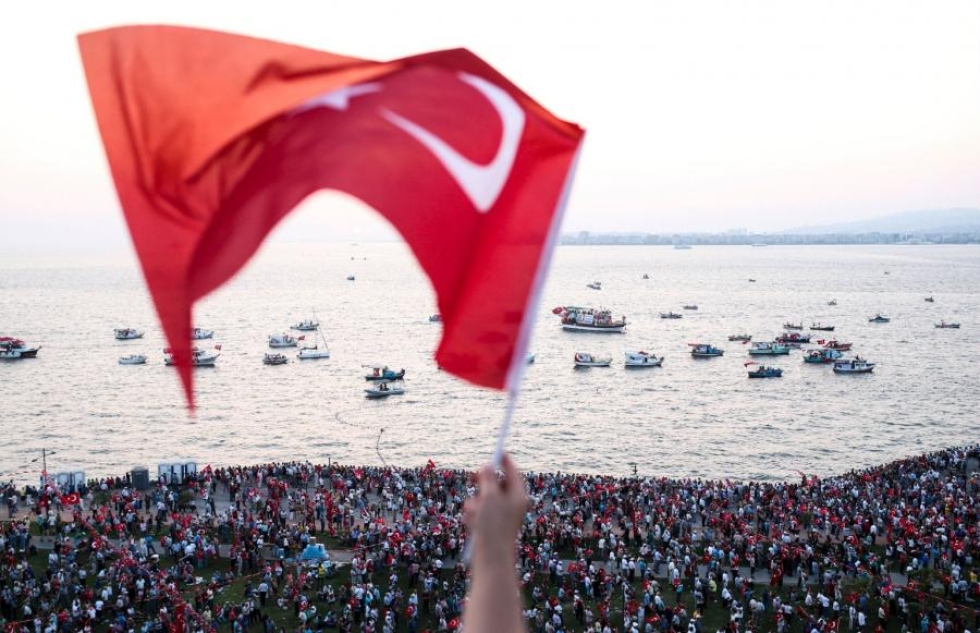 Vallankaappausyritystä vastaan on protestoitu Turkissa laajalti sen epäonnistuttua - esimerkiksi toissapäivänä Izmirissä. LEHTIKUVA/AFP