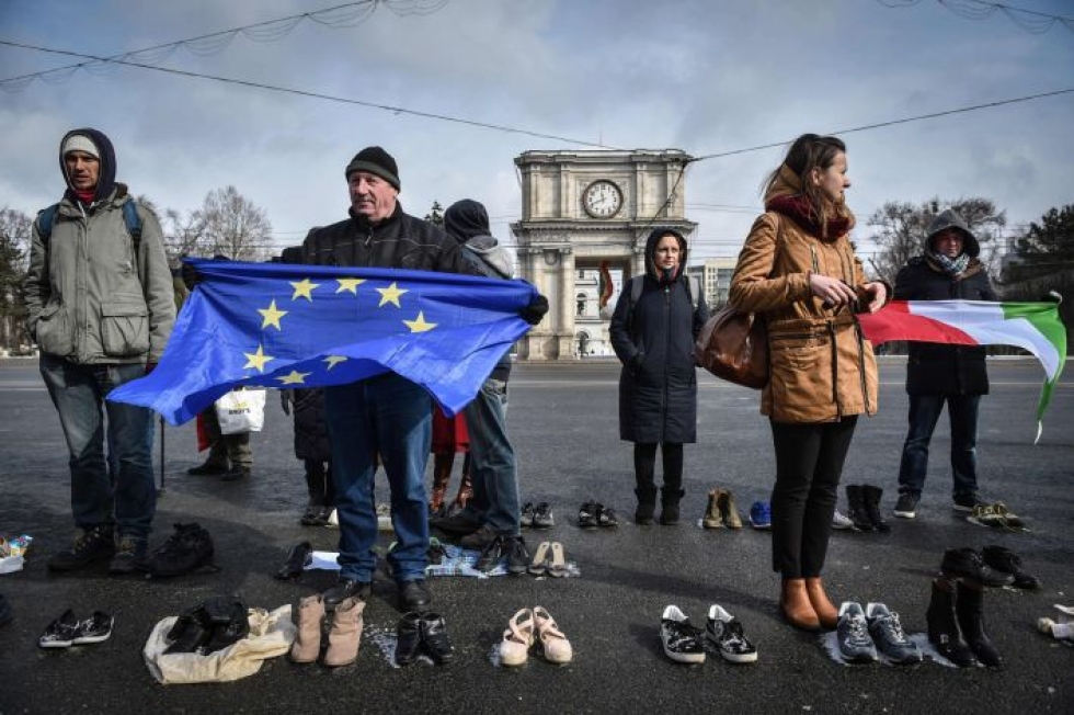 Mielenosoittajia pääkaupunki Chisinaussa. Kengät kuuluvat perheenjäsenille, jotka ovat lähteneet ulkomaille töihin. Lehtikuva / AFP