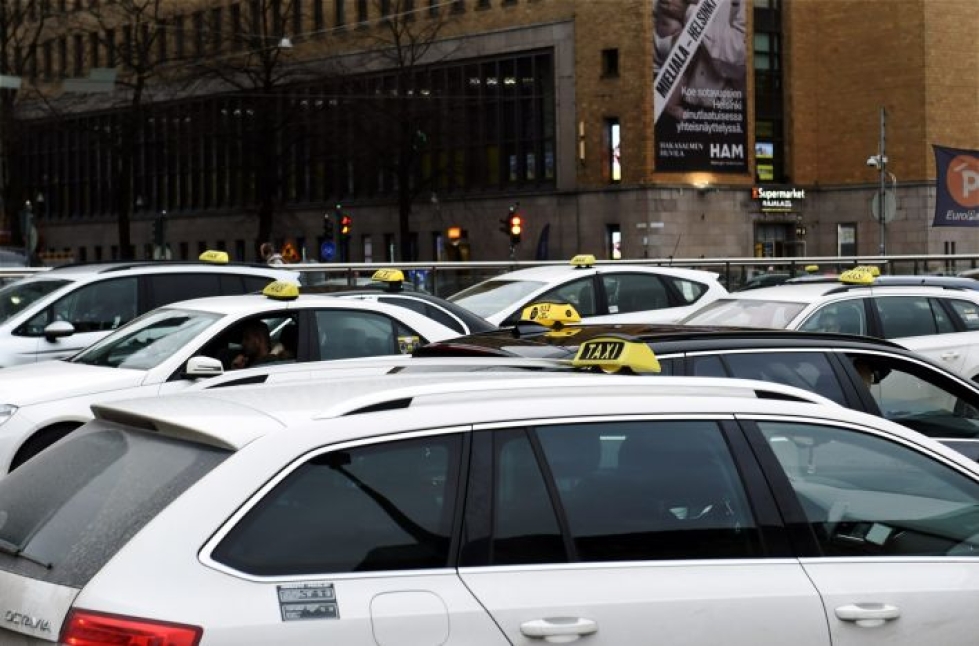 Liikenne- ja viestintäministeri Timo Harakan (sd.) mukaan muun muassa taksien hinnoittelua pitää selventää. LEHTIKUVA / Emmi Korhonen