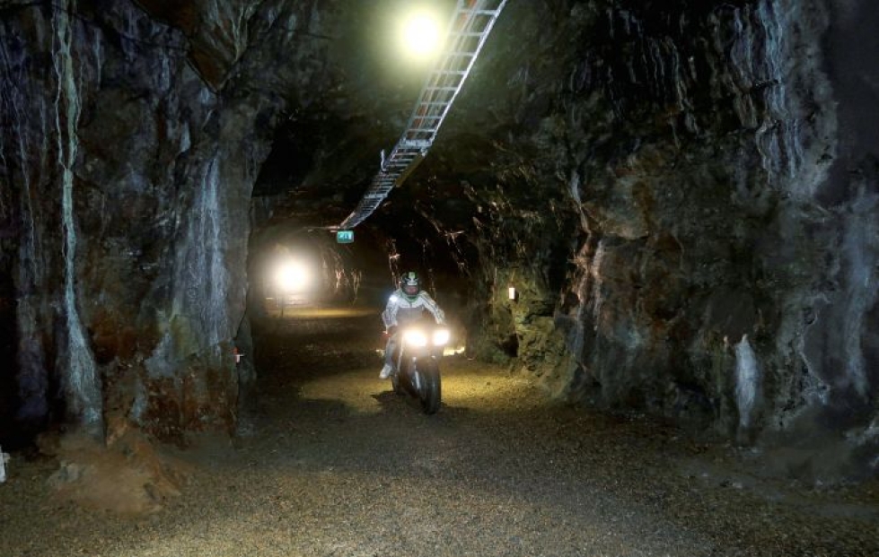 Ajo vanhassa kaivostunnelissa oli motoristien illanvieton kohokohta torstaina 1. elokuuta. Tunnelista ajoi läpi kaikkiaan noin 30 pyörää.