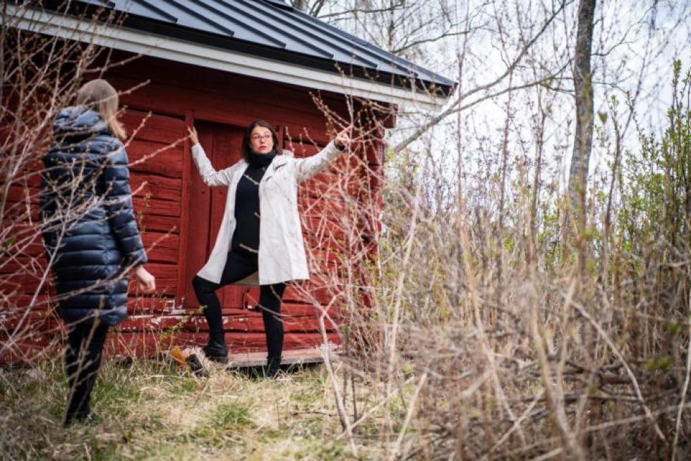 Eva Wuite tekee parhaillaan maisemasuunnittelutyötä Ruusulan mansikkatilan emännälle Maarit Kiiskiselle Laukaassa.
