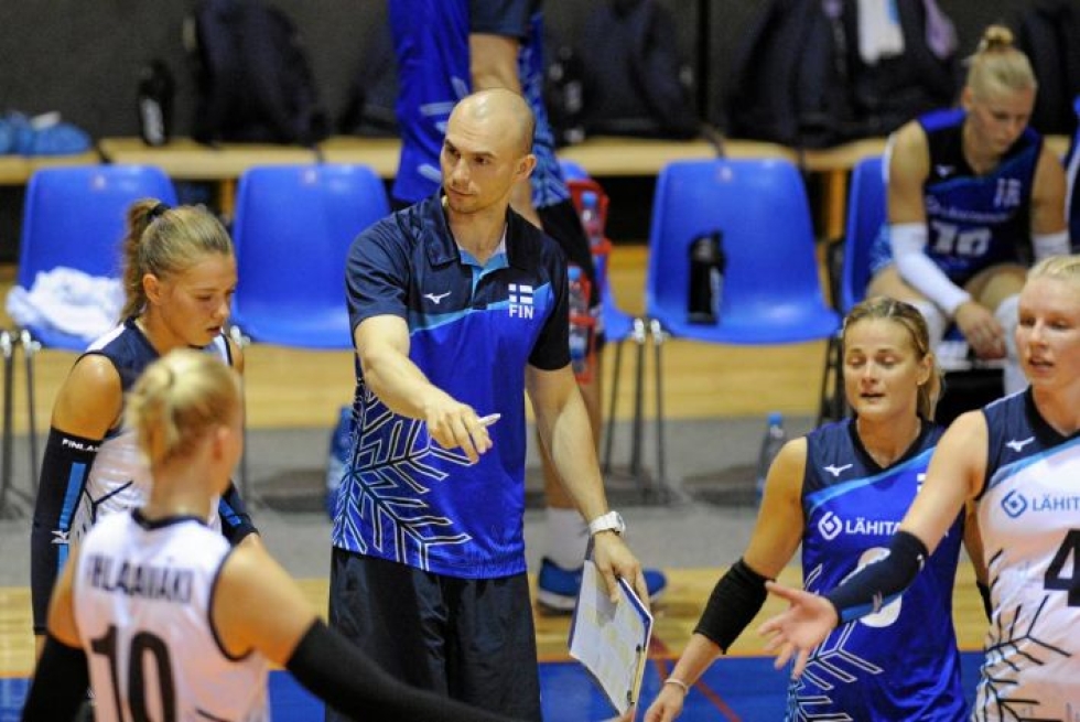 Lauri Hakala on valmentanut Suomen naisten maajoukkuetta apuvalmenjan tehtävässä kuluvalla kaudella. Suomi selvisi syksyn EM-lopputurnaukseen.