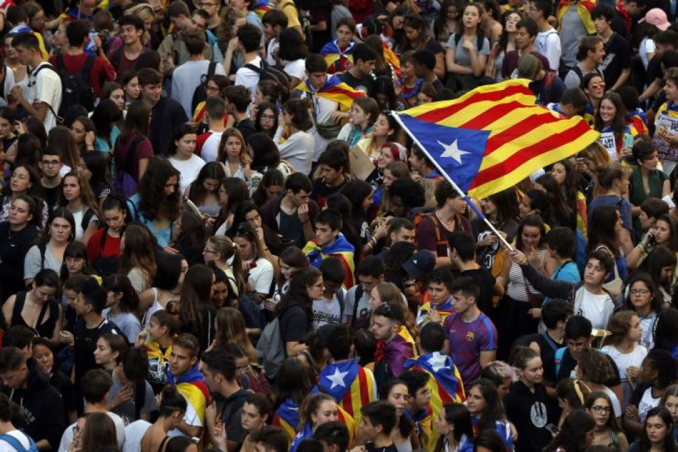 Noin 25 000 opiskelijaa ja heidän tukijaansa osoitti päivällä mieltä Barcelonassa. LEHTIKUVA / AFP