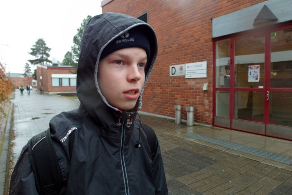 Kaksoistutkintoa suorittavan Petteri Aikosen, 17, mielestä ammattiopistossa ja lukiossa liikkuu saman verran nuuskaa. Itse hän ei tupakoi eikä nuuskaa.