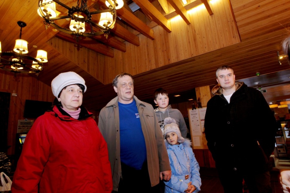 Irina Kuzev (vas.), Juri Dergunov sekä Andrei, Anja ja Daniela Kuzev saapuivat maanantaina viikon lomalle Huhmariin.
